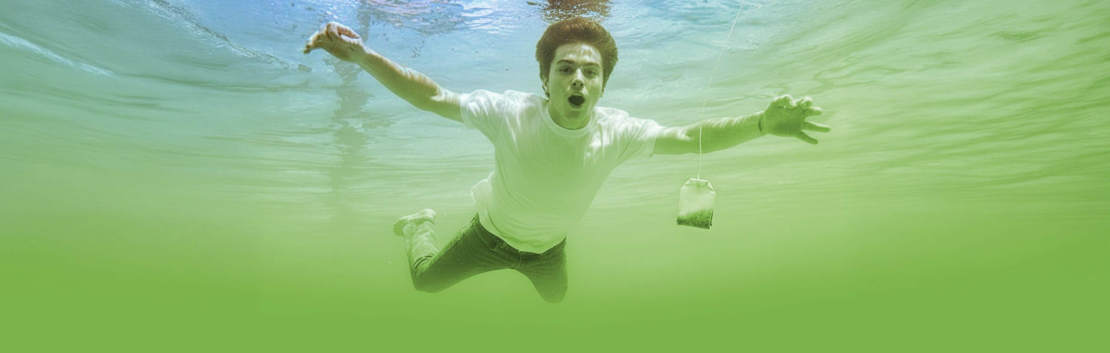 Ein junger Mann taucht in einem Pool und hat einen Teebeutel vor der Nase hängen. Das Wasser färbt sich, als ob der Tee darin zeiht. Dies ist eine Anspielung auf das Albumcover Nevermind von Nirvana aus dem Jahr 1991.
